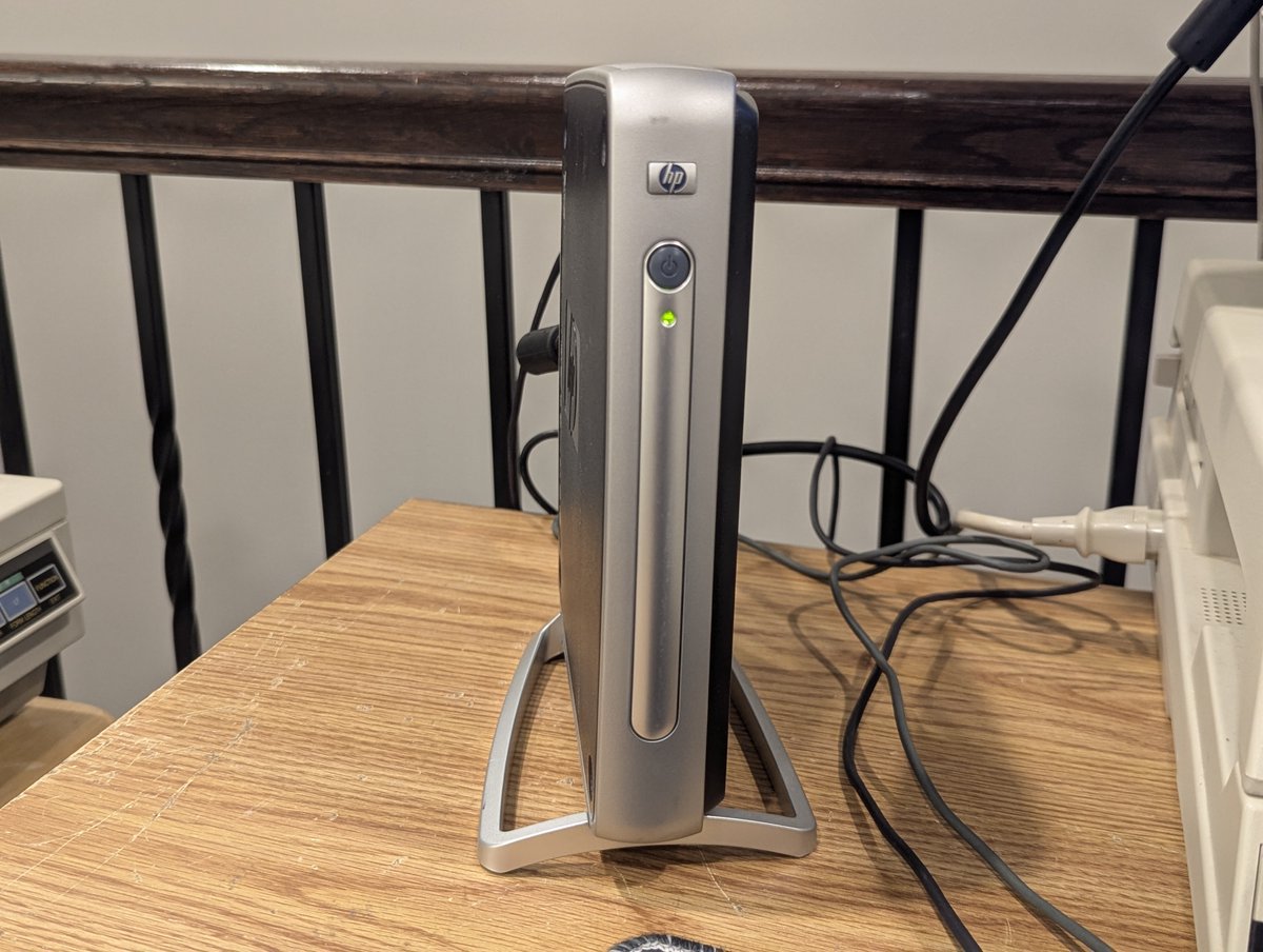 RetroTechChris's tweet image. I decided to reinstall Windows XP Embedded on my HP T5700 thin client today.  This is a pretty versatile little system, let&apos;s have a look at some of its unique charm in a 🧵 here!