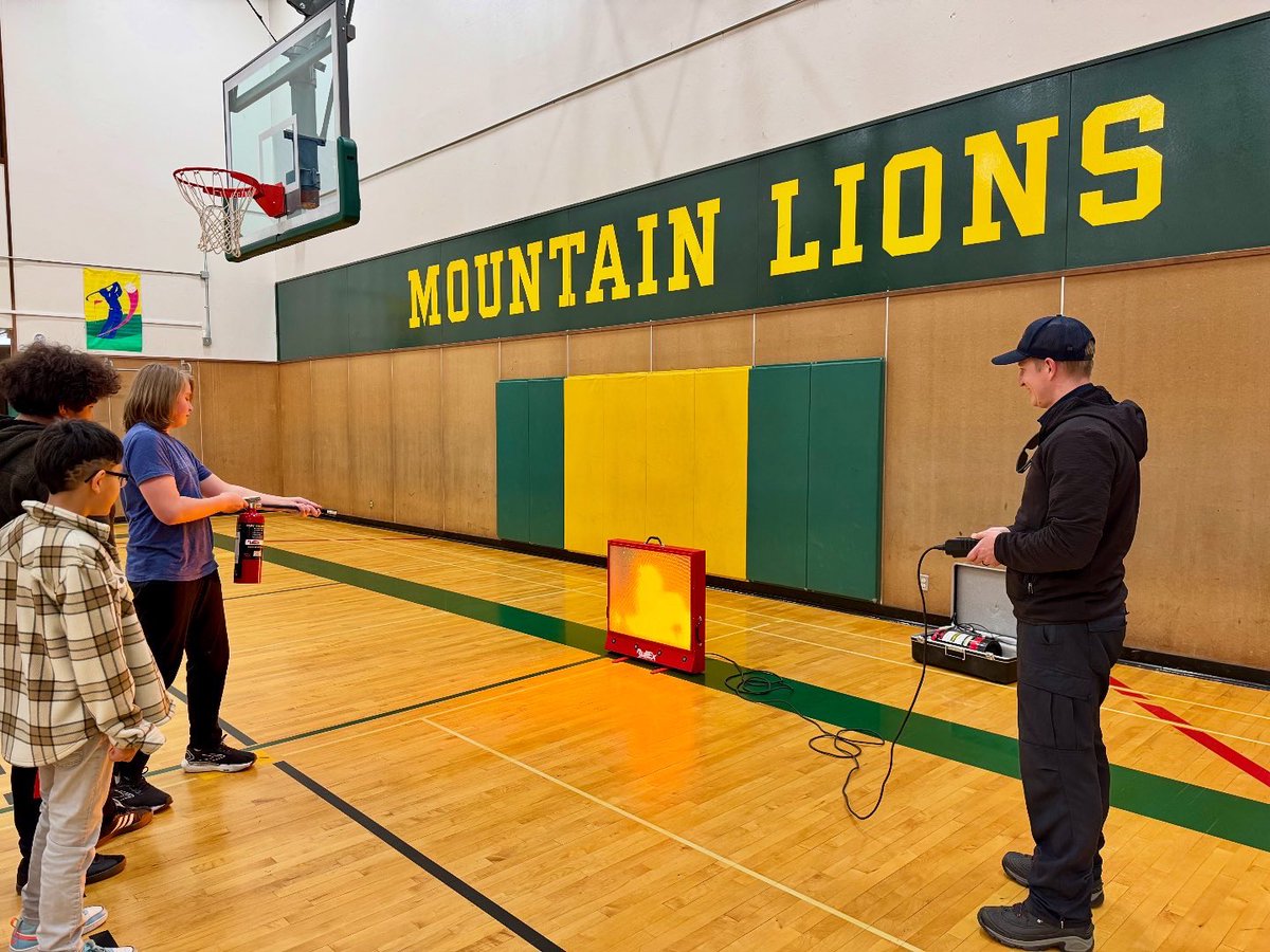 NLTahoeFire's tweet image. Fire extinguisher training with our friends today at Incline Middle School! 

#FireSafety
#FireExtinguisherTraining
#nltfpd