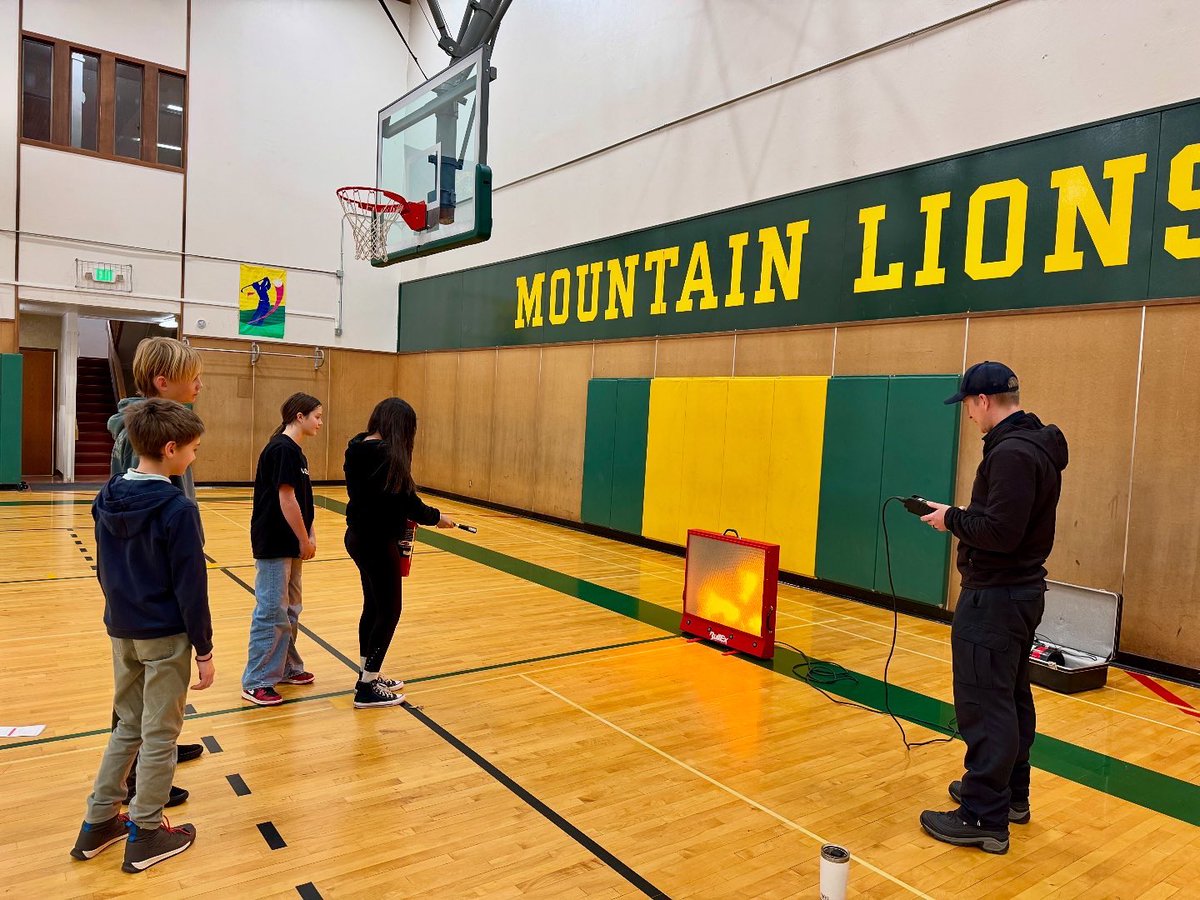 NLTahoeFire's tweet image. Fire extinguisher training with our friends today at Incline Middle School! 

#FireSafety
#FireExtinguisherTraining
#nltfpd