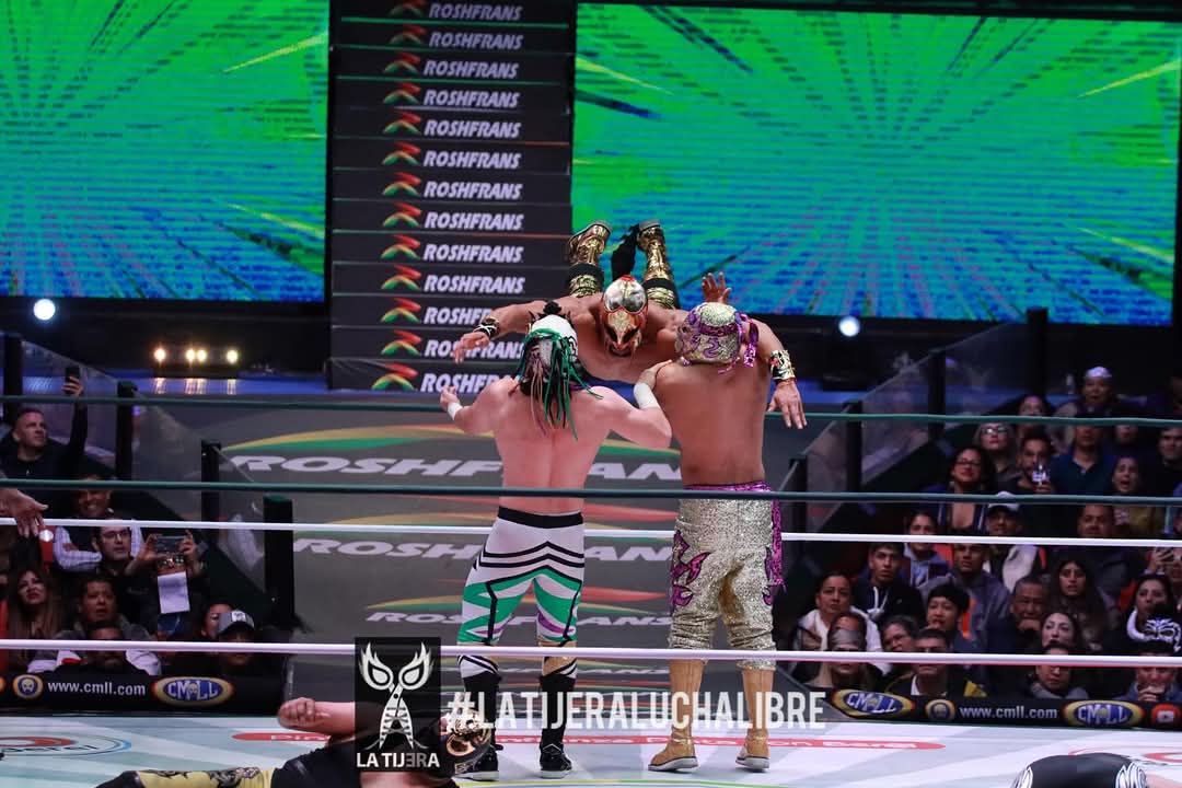 LaTijeraLucha's tweet photo. Poderío absoluto del bando rudo,viniendo de atrás #Cancerbero, #Vegas y #Crixus se llevan la victoria en la batalla inicial del #ViernesEspectacularVIP en #ArenaMexico derrotando a los dinámicos técnicos #Futuro, #MaxStar y #CapitánSuicida quienes no pudieron con la tercia ruda. https://t.co/V0AYfw32ui