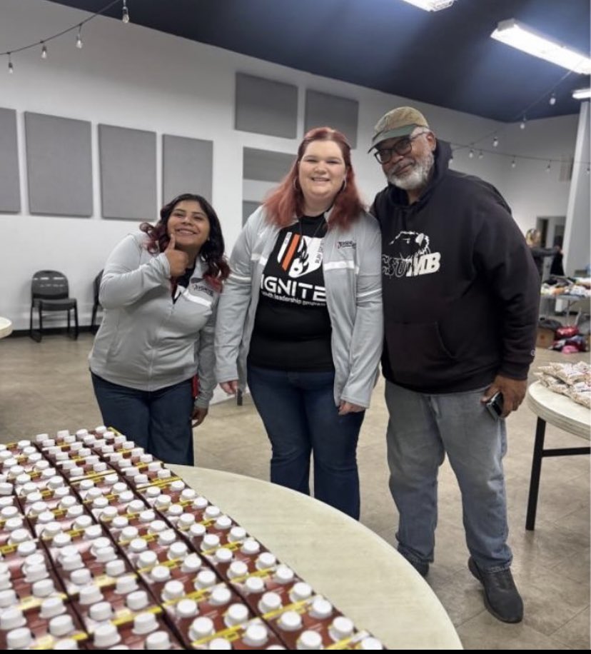 Ignite_YLP's tweet photo. RIVERSIDE IGNITE Youth Leaders partnered with The Avenue Church for their monthly community food distribution. This event was a beautiful example of UHSM’s Community First core value in action. Our Youth Leaders worked tirelessly to set up, register families&amp;pray with individuls https://t.co/9DRpXujb9K