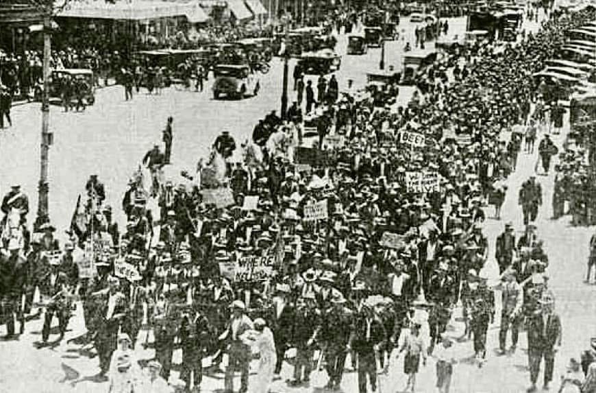 An ugly ‘pitched battle’ between police and protesting workers arose in Adelaide #OTD 9 January 1931. The  ‘beef riot’ occurred  outside the Treasury Building. Hardships in the Great Depression led to the clash. Accounts differed - more from <a href="/HistorySA/">History Trust of SA</a>:

sahistoryhub.history.sa.gov.au/events/beef-ri…