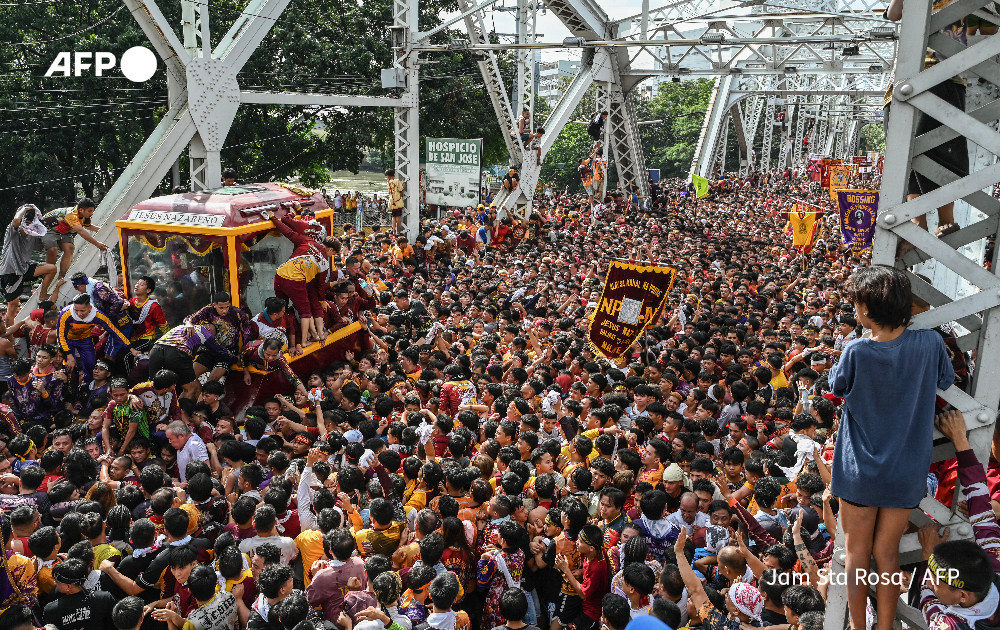 AFP News Agency (@afp) on Twitter photo Hoping for a miracle.
In the Philippines, <a href="/AFP/">AFP News Agency</a>'s Jam Sta Rosa photographs an annual display of religious fervour when huge crowds of Catholic pilgrims in Manila strain to reach a centuries-old statue of Jesus Christ in a frantic search for a miracle Hoping for a miracle.
In the Philippines, <a href="/AFP/">AFP News Agency</a>'s Jam Sta Rosa photographs an annual display of religious fervour when huge crowds of Catholic pilgrims in Manila strain to reach a centuries-old statue of Jesus Christ in a frantic search for a miracle