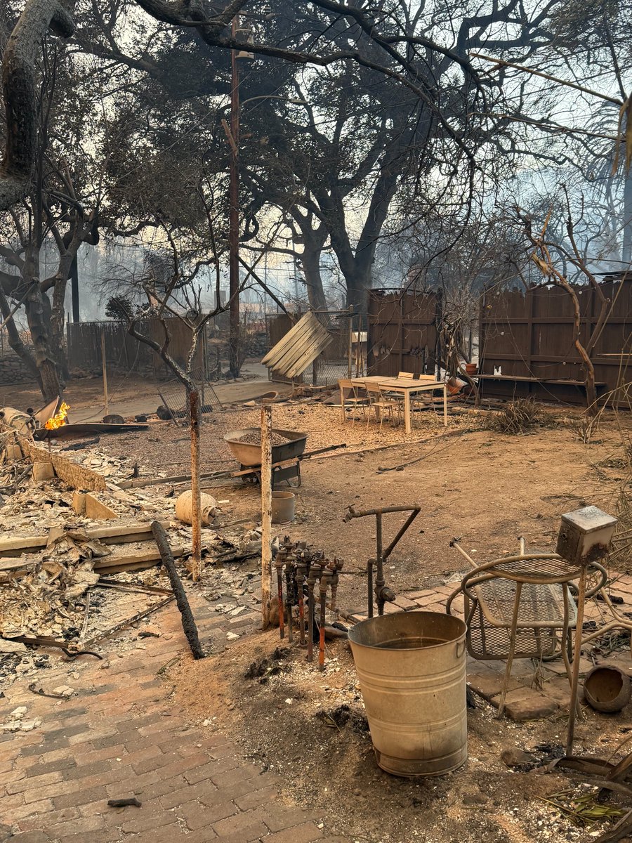 Please share, and consider helping my friend Matthew who lost everything today in the Altadena fire. Its so brutal. 
gofundme.com/f/helping-matt…