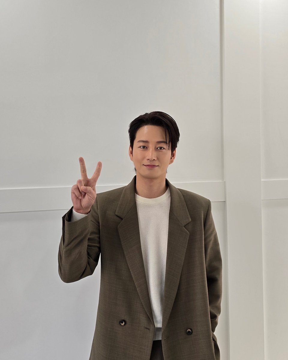 [길타임즈] #이현욱 in &lt;유별난 역사 한 끼&gt;

1월 9일(목) 오늘 저녁 8시 
#tvNSTORY 에서 현욱 배우의
타임슬립 미식 여행이 공개됩니다🍽️

‘2025년 이방원’ 이현욱 배우는 물론
&lt;#유별난역사한끼&gt; 많관부💖

#원경 #이방원 #tvN_TVING_오리지널_드라마 #원경단오의인연 #TVING #leehyunwook