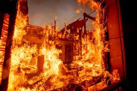Shorty368550310's tweet photo. News is heart breaking 💔 😢 
The fires are totally out of control 
5 deaths, &amp; 1,000s evacuated 
So, terrifying 😳 
PLEASE RAIN🙏 https://t.co/APmyfL5YOs