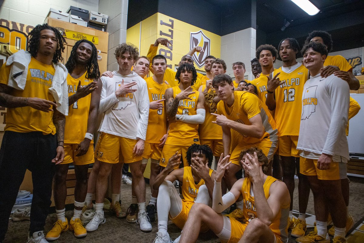 ValpoBasketball's tweet photo. 3 IN A ROW 🔥 

GRITTY Performance from the Hometown Kid @Tyler_schmidt23 🏅

#BeaconUp #SeeTheLight #EverydayGrit https://t.co/fCTjeYxxxY