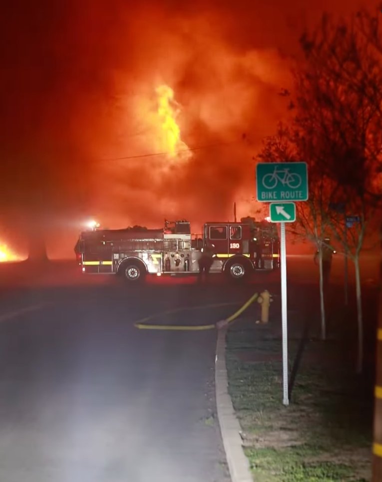 Eaton Fire claims 2 lives and devastates Altadena &amp; Pasadena, burning over 10,600 acres. 30,000 evacuated. Homes and businesses lost. Full details on the ongoing crisis.

lamag.com/news/two-dead-…