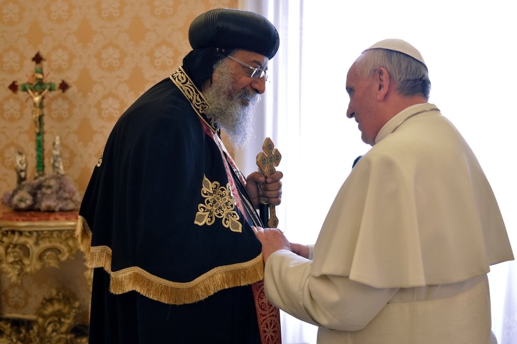 Catolicismooo's tweet photo. Vinte e um mártires cristãos, incluindo 20 coptas mortos por Daech em 2015 na Líbia, foram incluídos no martirológio romano, anunciou o Papa Francisco em 11 de maio de 2023, diante do Patriarca Tawadros II, Papa da Igreja Ortodoxa Copta, que estava presente em Roma. https://t.co/XqbxyQqN6D