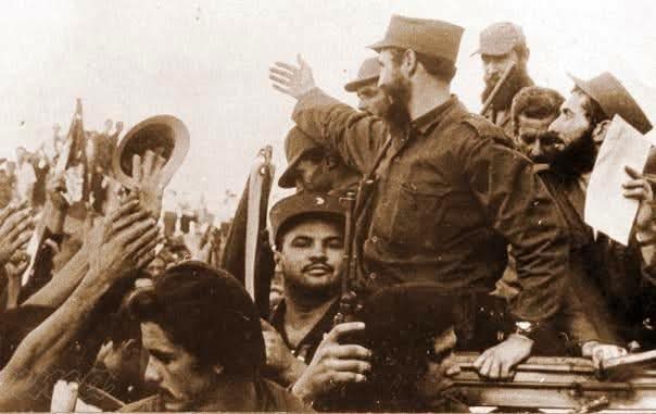 Jóvenes rebeldes venidos de la Sierra Maestra entraban en la Habana llena de júbi. Un destello de luz, encima de un tanque de guerra se pronunciaba a lo lejos. El Comandante en Jefe, Fidel Castro Ruz entraba victorioso.#TenemosMemoria #CubaViveEnSuHistoría #GuerrerosDelAlba