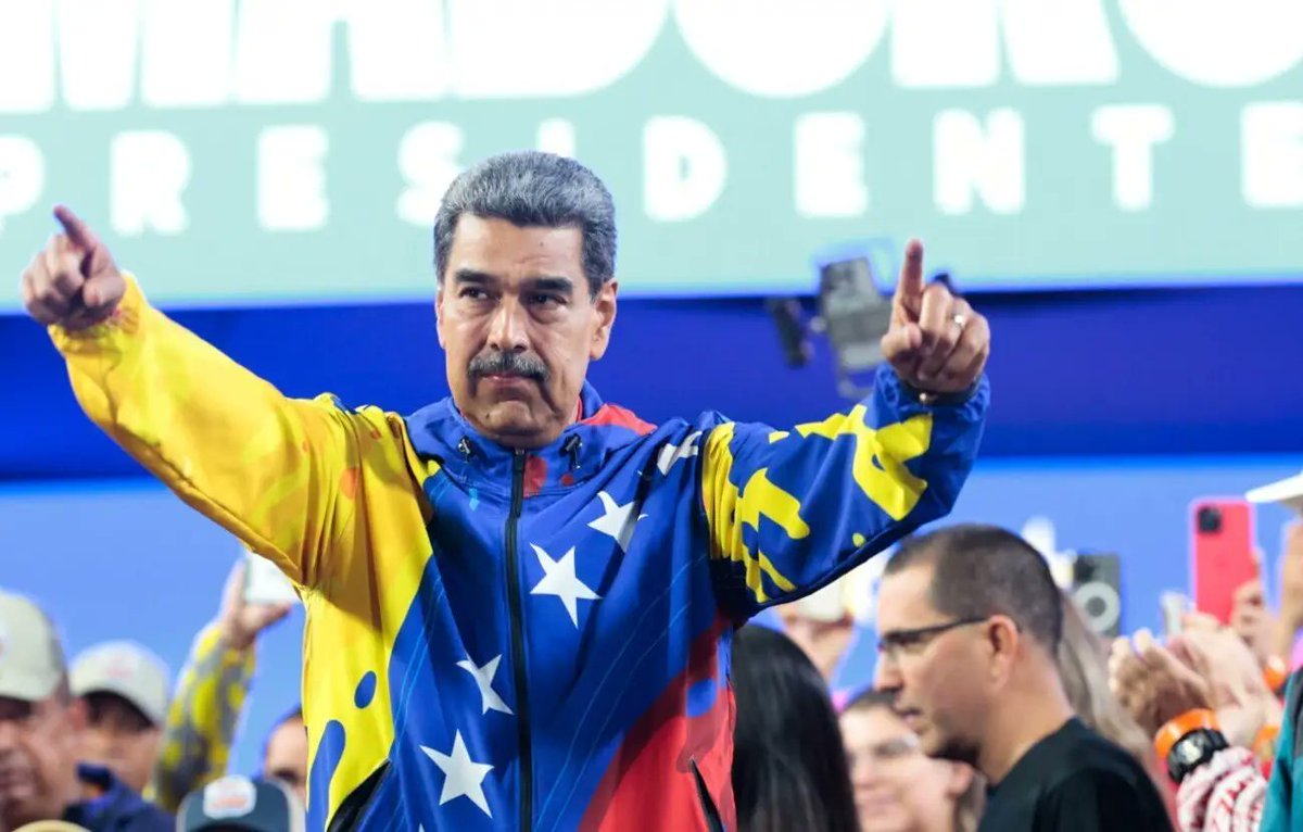 montiel_rusbel's tweet photo. Dictador Maduro  //      Dictador              
                                               Banano https://t.co/KnsYHyG0LV