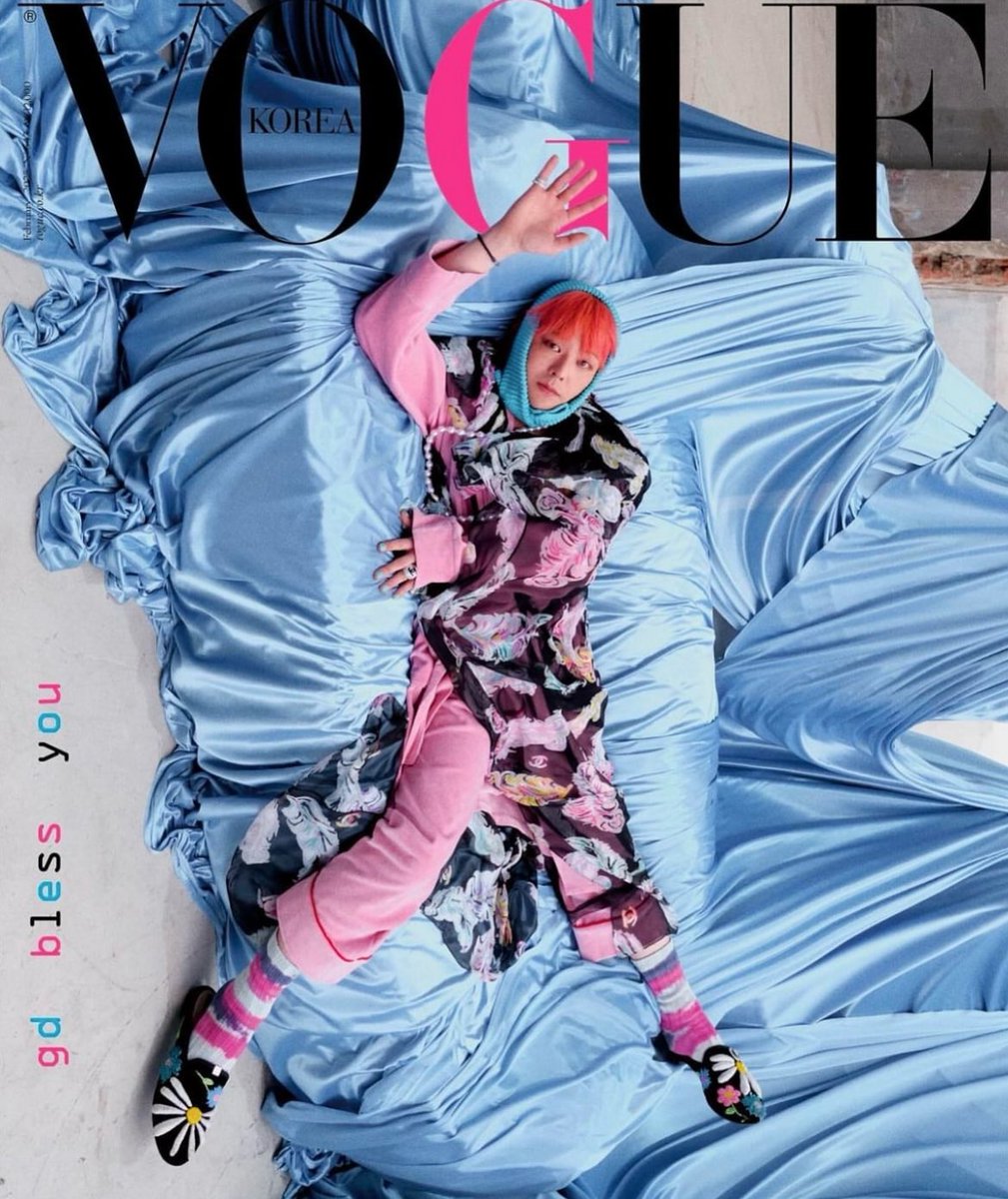 juyonggie's tweet image. a vogue metendo um “gd te abençoe” na foto e isso me passou a mesma vibe do meme jurássico do “santo gdragon”