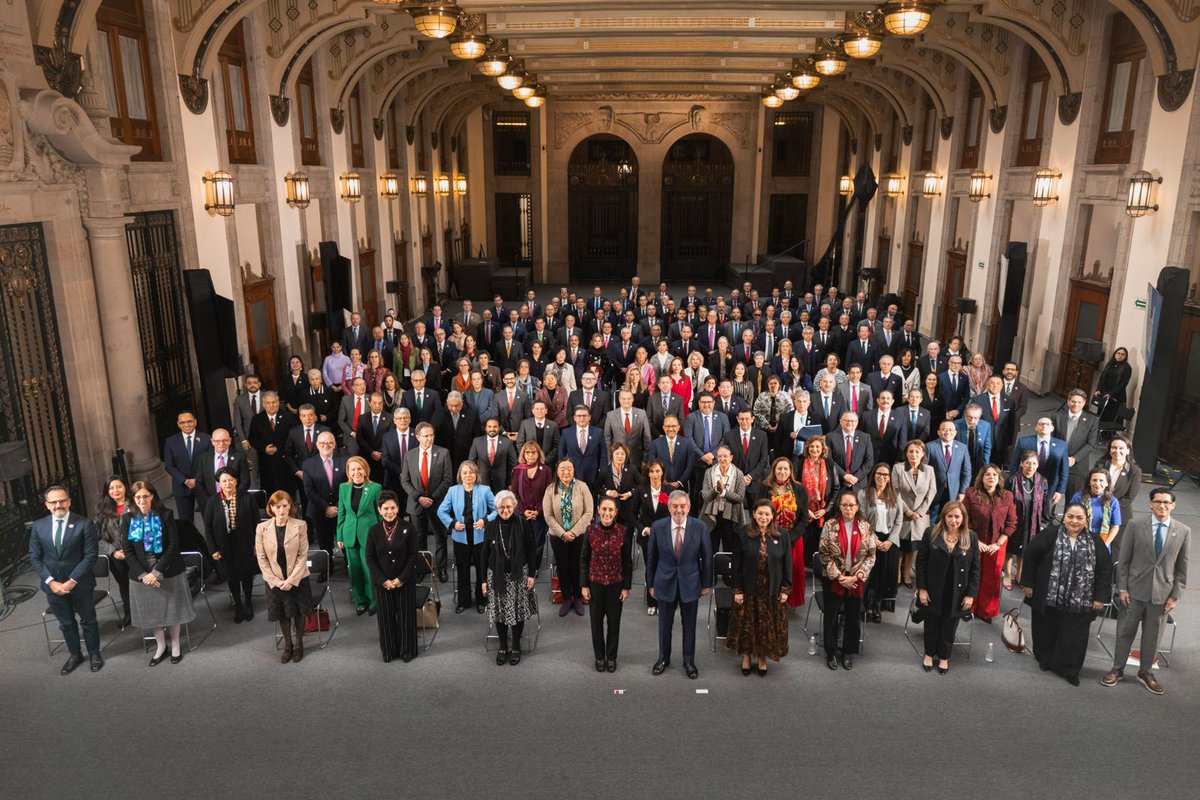 SRE_mx's tweet photo. 📸 Reunión de titulares de Embajadas y Consulados 2025 con la presidenta @Claudiashein y el canciller Juan Ramón de la Fuente, en Palacio Nacional.

#REC2025 https://t.co/U5RrTLPIv1