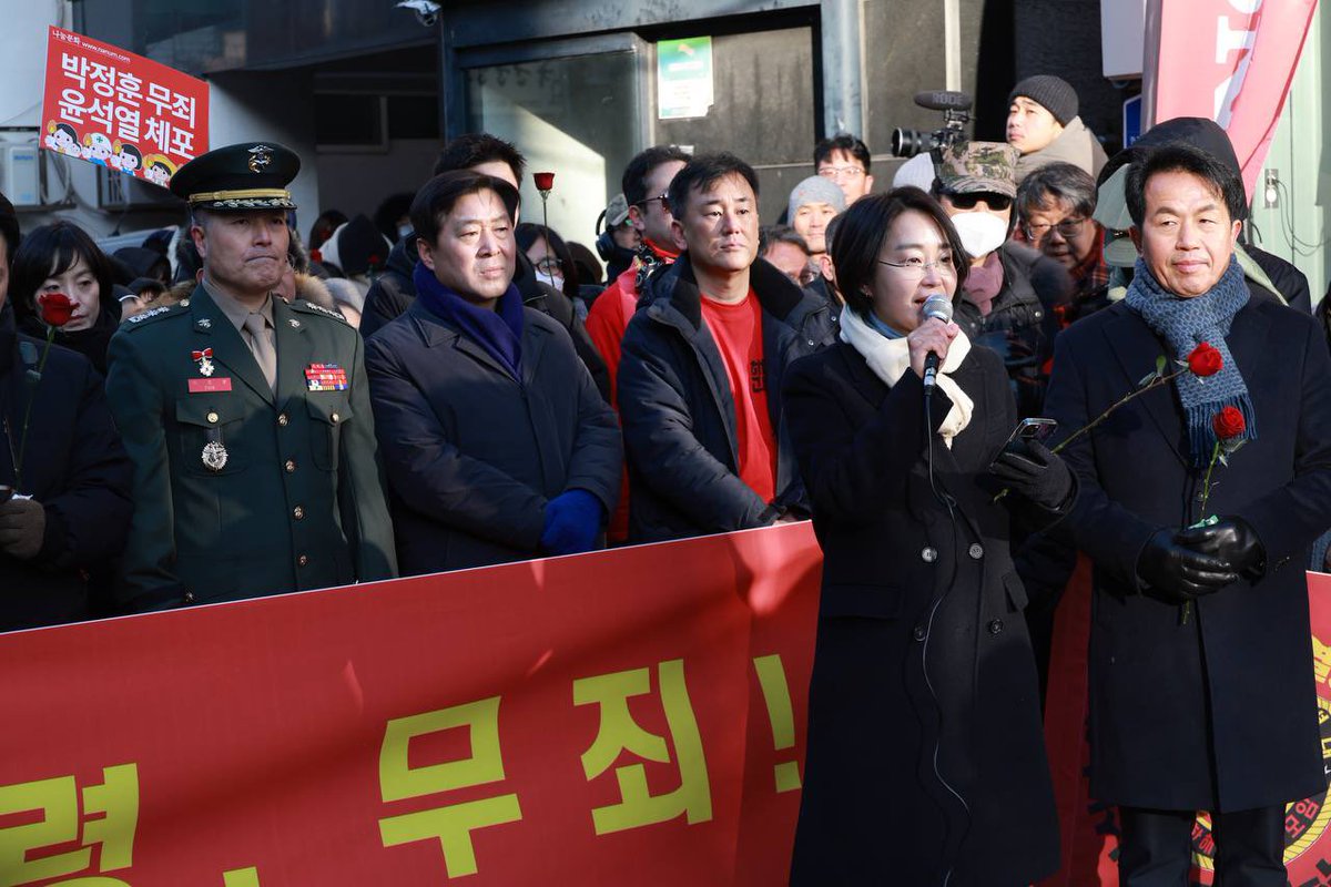 박정훈 대령 1심 선고, 항명 및 상관명예훼손 혐의 무죄!!!

한사람의 격노로 모든것이 엉망진창이 되었 다면, 이제 그렇게 무너진 법치와 깨진 진실 을 다시 회복시킬 때입니다.
긴 시간 부당한 압력에 굴복하지 않고 양심을 지켜온 박정훈 대령께 경의를 표합니다.