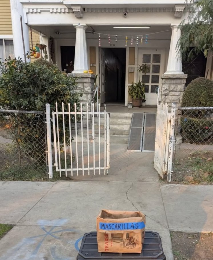 L.A. Tenants Union (@latenantsunion) on Twitter photo Our locals distributed masks in their tenants associations and neighborhoods today. The Eastside Local <a href="/UniondVecinos/">La Union de Vecinos, Local Este de SILA</a> in Boyle Heights alone distributed more than 3000 masks.
SOLO EL PUEBLO SALVA AL PUEBLO -
only the people can save the people Our locals distributed masks in their tenants associations and neighborhoods today. The Eastside Local <a href="/UniondVecinos/">La Union de Vecinos, Local Este de SILA</a> in Boyle Heights alone distributed more than 3000 masks.
SOLO EL PUEBLO SALVA AL PUEBLO -
only the people can save the people