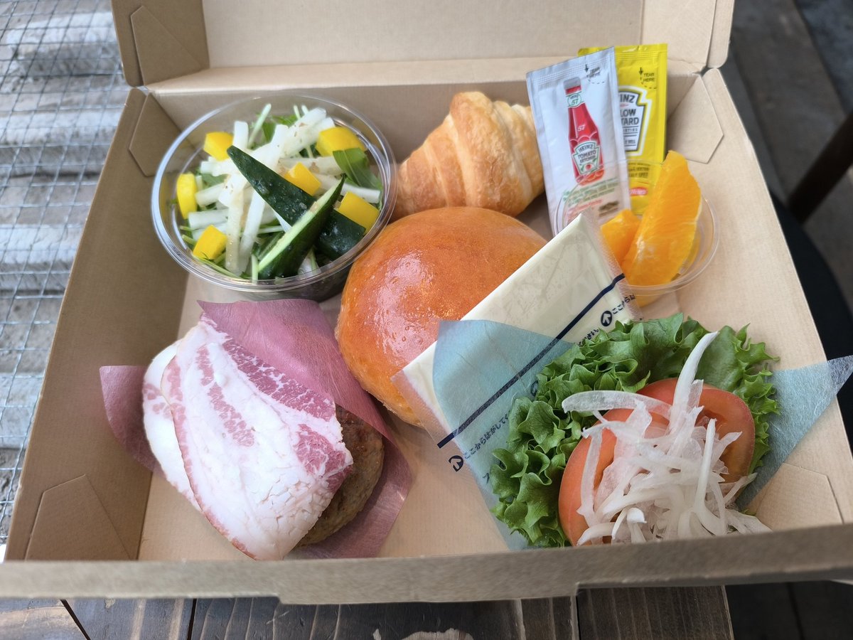 ILLYASVIEL17893's tweet photo. 朝ごはんのハンバーガー！具沢山で自分で作るのが楽しい！めっちゃ美味しかったー！
(食べてる姿は下手すぎて人に見せられない)
#因幡はねる
#はねるグランピング
#GLAMHIDE https://t.co/ygmGfQTDsL