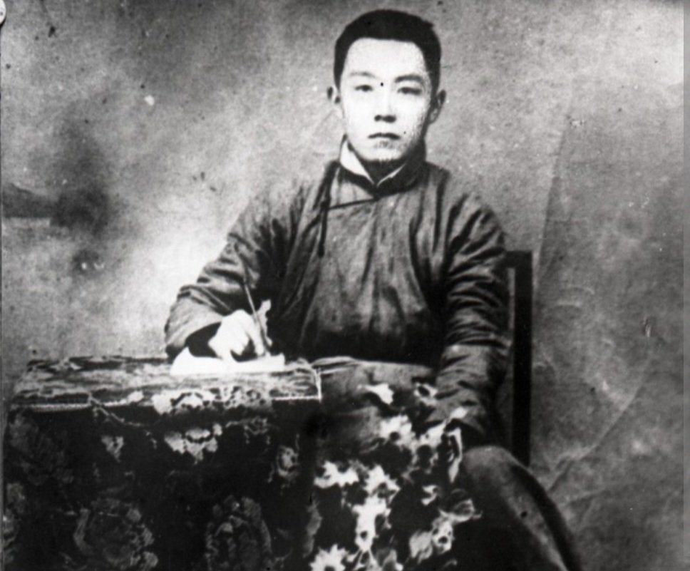 Их зохиолч Д.Нацагдоржиыг өнөөх дуулиант #Пагмадулам кинонд ийнхүү бөбөчний дүрээр үзүүлдэг аж.11-хэн наснаасаа Богдын төрд, 15-тай Ардын засгийн цэргийн яаманд бичээчийн алба өргөж явсан алтан ургийн тайж язгууртан шинэ үеийн сэхээтэн суут зохиолч шүү дээ. Хэзээ хойно орос