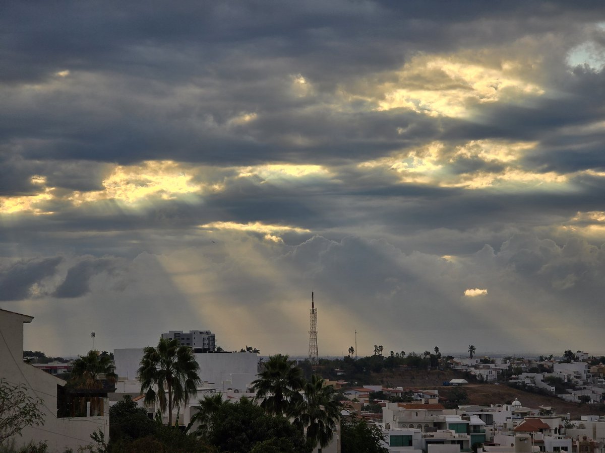 RayMisaelB's tweet photo. La postal que nos regaló el cielo hoy. https://t.co/vkRZFoUcXN