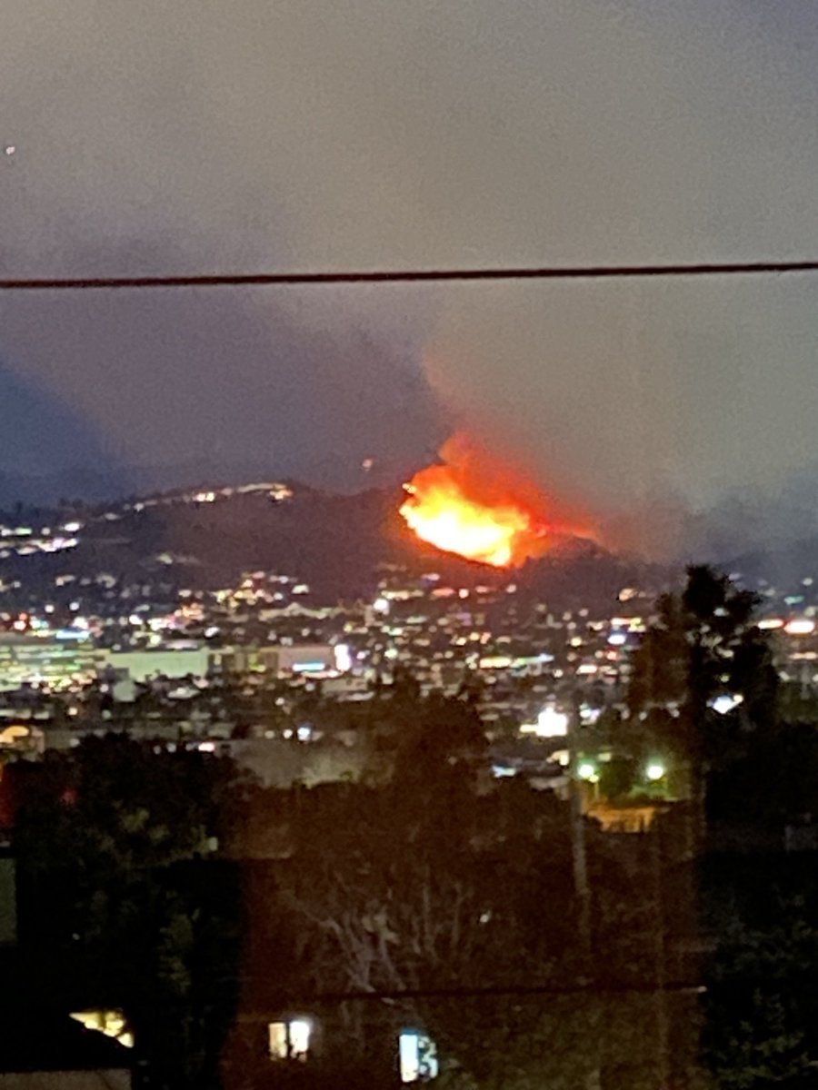 Hollywood Hills fire at 5:54 pm.
#los Angeles fire