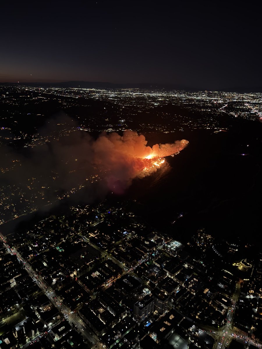 MAJOR EMERGENCY: Hollywood Hills fire spreading RAPIDLY towards Hollywood Blvd