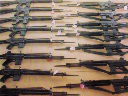 AR-18 Indonesia, Pindad SS77 carbine dengan laras pendek dan SS77 dengan laras panjang seperti senapan serbu "full-size", kalibernya tentu 5.56x45mm NATO. Senapan ini muncul saat Pindad masih menimbang calon senapan serbu nasional di akhir 1970an, pada akhirnya pilih FN FNC, SS1.