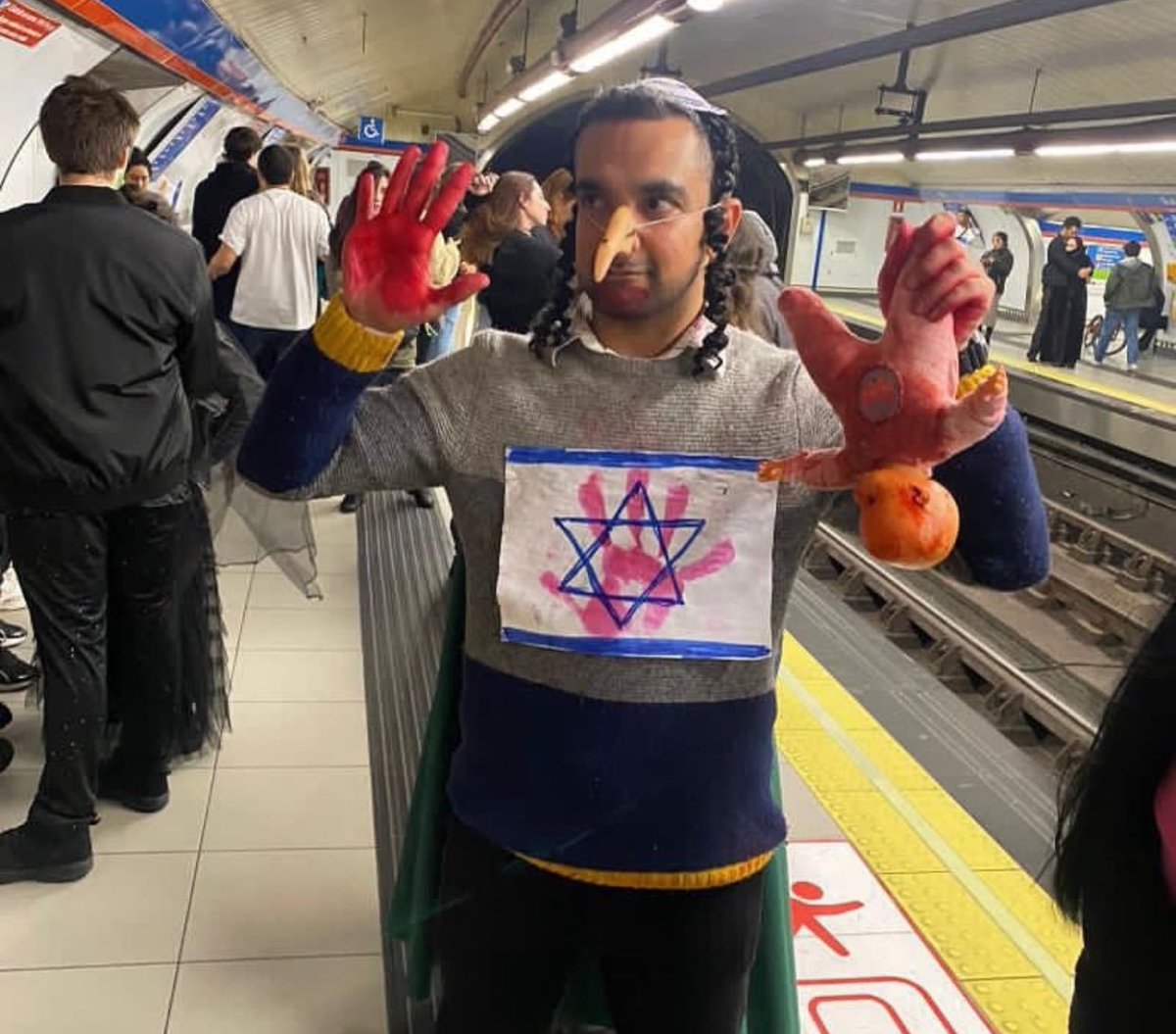 GarbageHuman24's tweet image. Spotted in Madrid train station