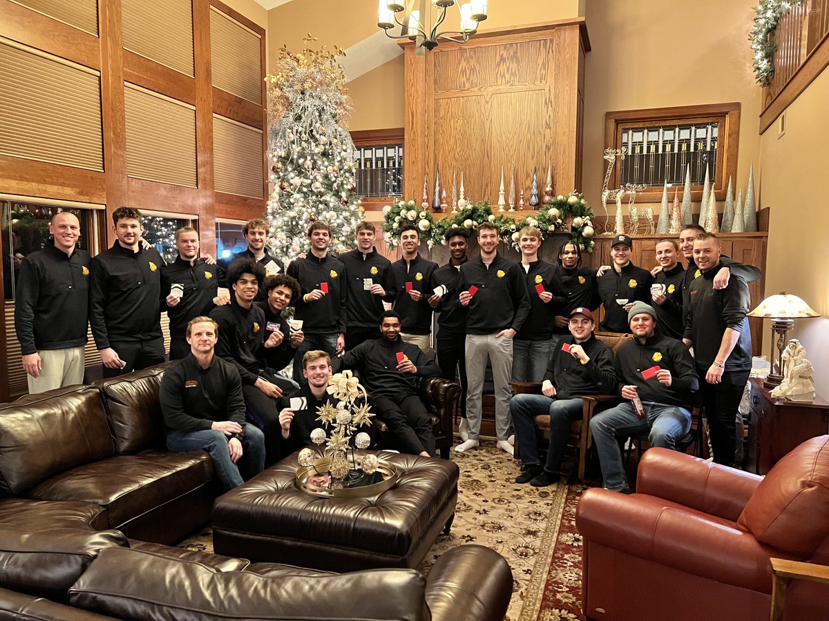 Thank you to the 218 Champions Collective for supplying our program with Starbucks gift cards ☕️🥤🔋

#MakeMoves x #BulldogCountry 🐶🏀