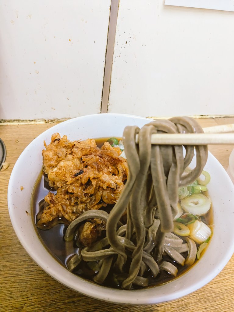 【午前8時のオフィス街の】
朝から行列！外待ち12名様！さすがの人気店。キレのある醤油に甘みが追いかける。ガツンときいた出汁にネギの甘さがマッチ。食べごたえのある田舎風太そば。ドカンと盛り付けられたジャンボゲソ天。うまい！朝昼兼用で頂きます😋
※行列は編集で消しています。
 #一由そば