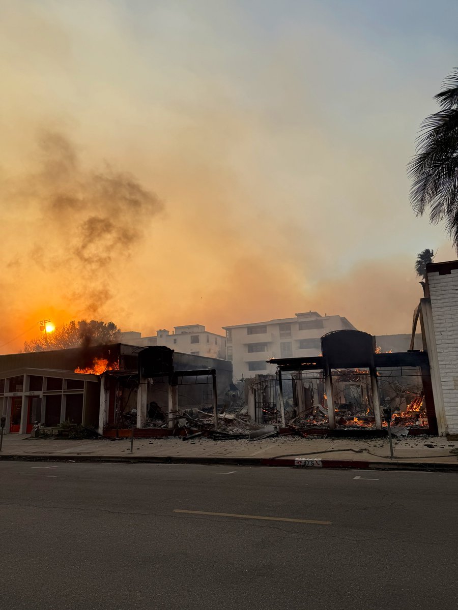 cnnjoel's tweet photo. Crazy scenes here in Pacific Palisades. Never seen anything like this. https://t.co/PU2XIeFFA3