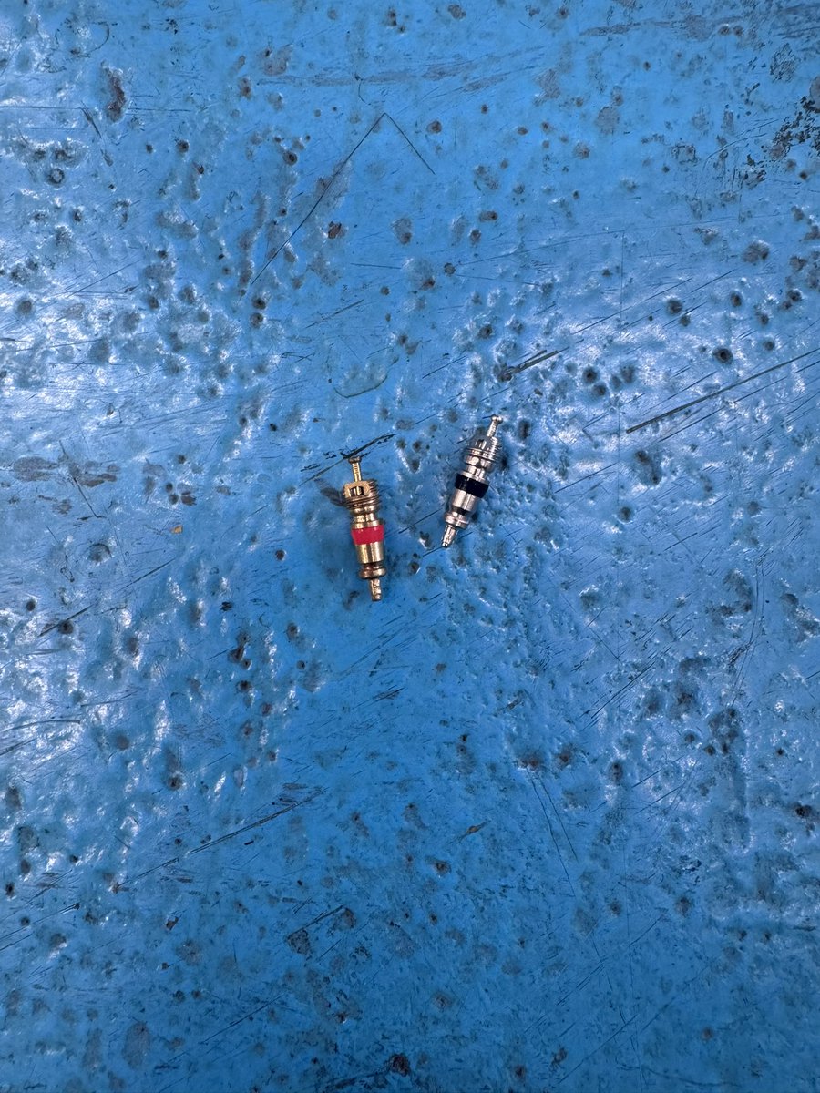 あとね！これ以外と皆んな気にして無い人居るからね
バルブコア！まぁ〜俗に言うムシねこれをサーキット走るなら耐熱にしてね　赤の方が耐熱黒が通常のコア！
ウォーマーで温めると通常のコアだとエア漏れする場合が有る
今回も一台通常コアでエア漏れあったから😅
耐熱に変えて置いた！