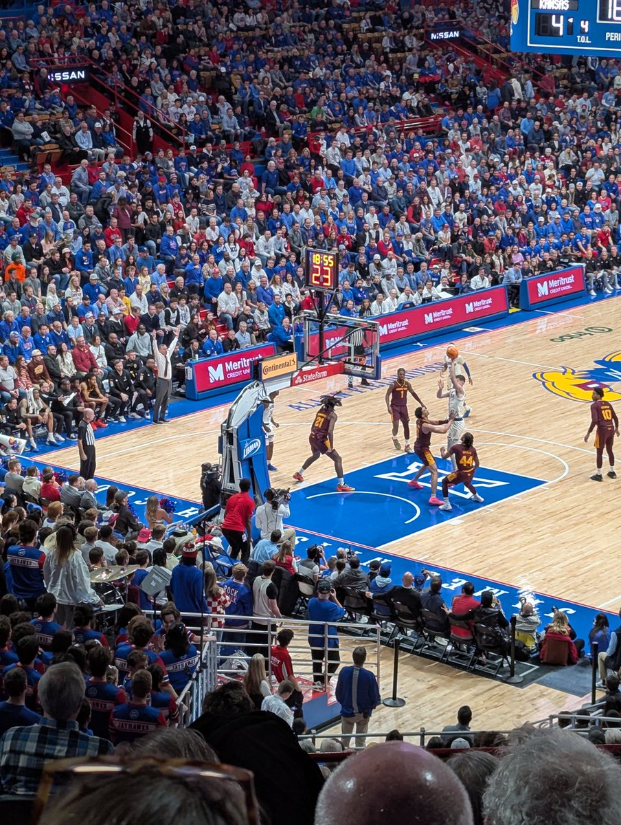 StephLuvsSports's tweet photo. Back in our happy place. 
#RockChalk #BewareofthePhog
❤️💙🏀🌾 https://t.co/6BdQvzGERb