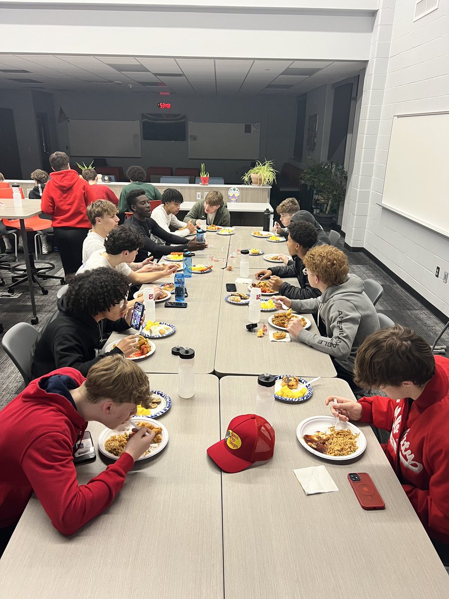 WC_BBall's tweet photo. Another team dinner in the books! Thanks to Roper Honda of Webb City for providing the meal and our awesome parents for helping feed the boys. https://t.co/VmOEHDq5Ut