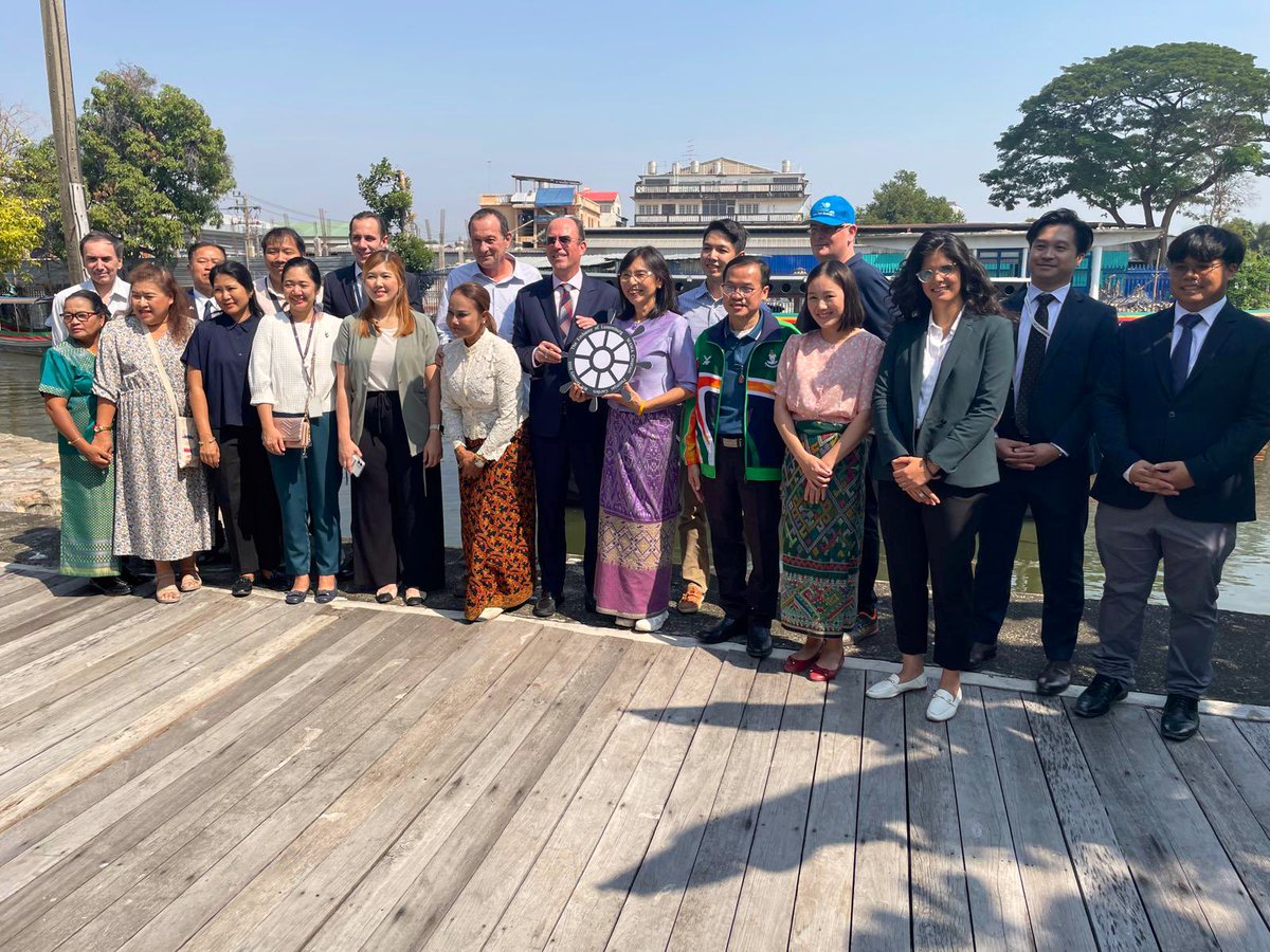 HemmerPatrick's tweet photo. I witnessed the arrival of the first EV canal cleaning boat in Bangkok, which will be operated by #PoomjaiGarden. 
🇱🇺 Embassy is proud to support their efforts to clean the local klongs #Bangkok #Thailand https://t.co/evvMECHE7y