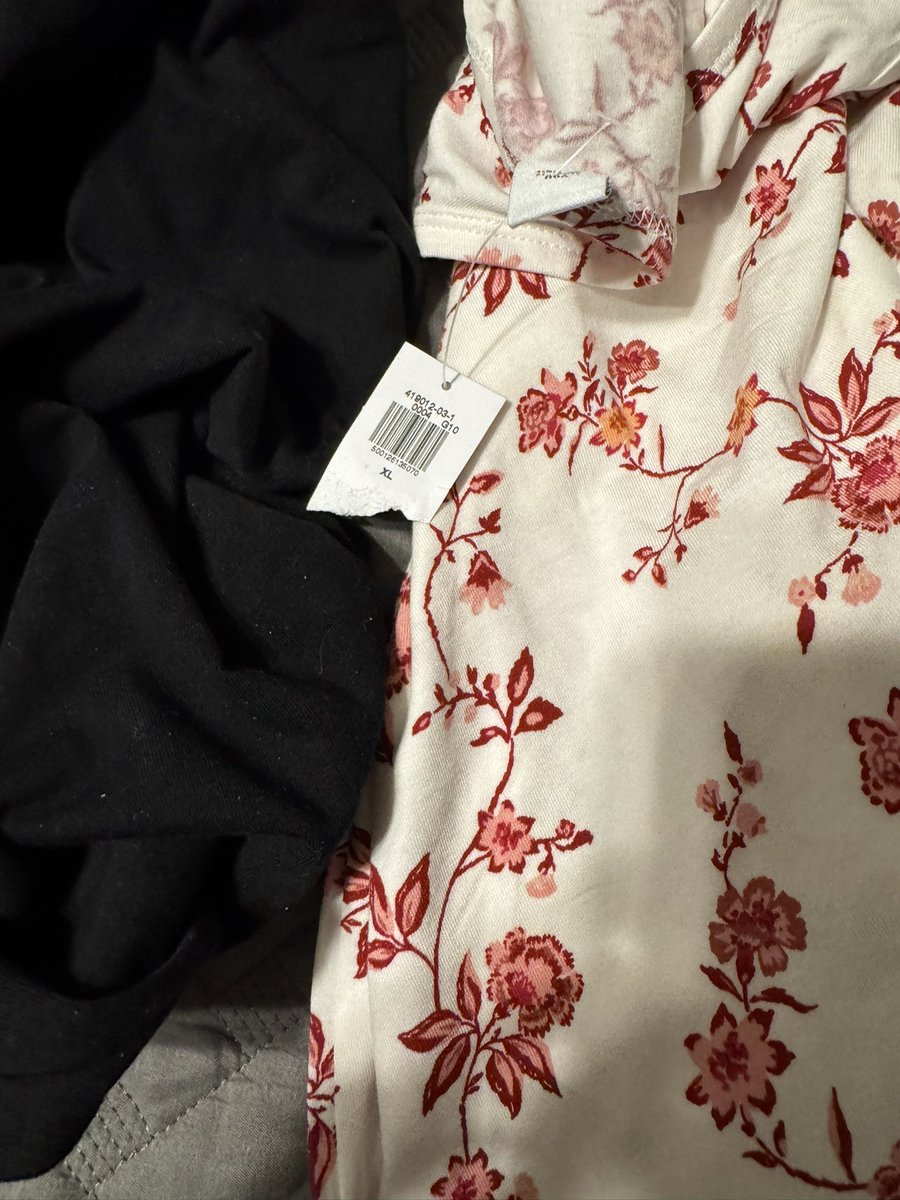 KelGrabert's tweet photo. .@ONCustServ @OldNavy this is how part of my order arrived tonight, with the bag ripped open. You and @UPS have some explaining to do. https://t.co/5ofYYmGtqU