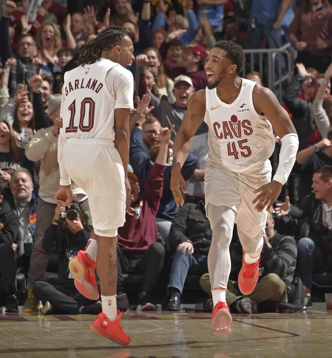 BleacherReport's tweet image. CAVS SNAP THUNDER'S 15-GAME WIN STREAK IN A THRILLER 🔥

Cleveland improves to a 32-4 record (No. 1 in NBA) and win 11th straight game 👏