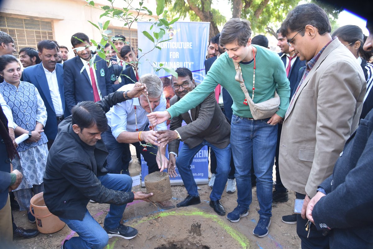 Horticulture for Sustainability 🇺🇳

Got an opportunity to learn the nuances of horticulture under the guidance of global leader  Hon. Erik Solheim ! On this occasion, the energetic students spent memorable moments with the great environmentalist !

Thank you 🙏🇮🇳
#ErikSolheim
