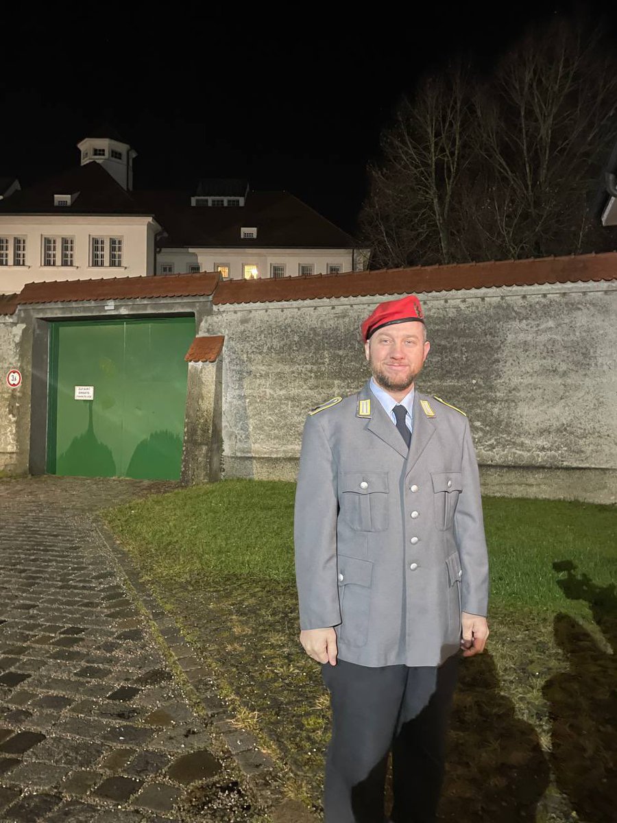 Oberfeldwebel Alexander Bittner ist frei. Er ging ins Gefängnis, weil kriminelle Politiker und Verantwortliche der Bundeswehr die Soldaten dazu zwingen wollten, sich gegen ihre Überzeugung gegen COVID-19 impfen zu lassen. Bittner hat Stand gehalten. Danke, meine Hochachtung.