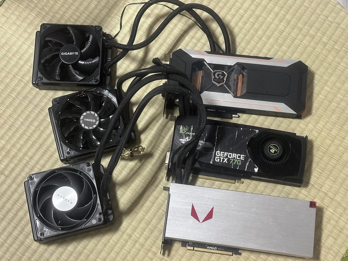 101818070_RFJ's tweet photo. こんなにもグラボ収集にハマるとは思わなかった。世代ごと、メーカーごとに個性があってとても面白い。

最近の収穫はこれ。RX Vega 64

簡易水冷のグラボはこれで3つ目です。 https://t.co/llwX1tCKJ5