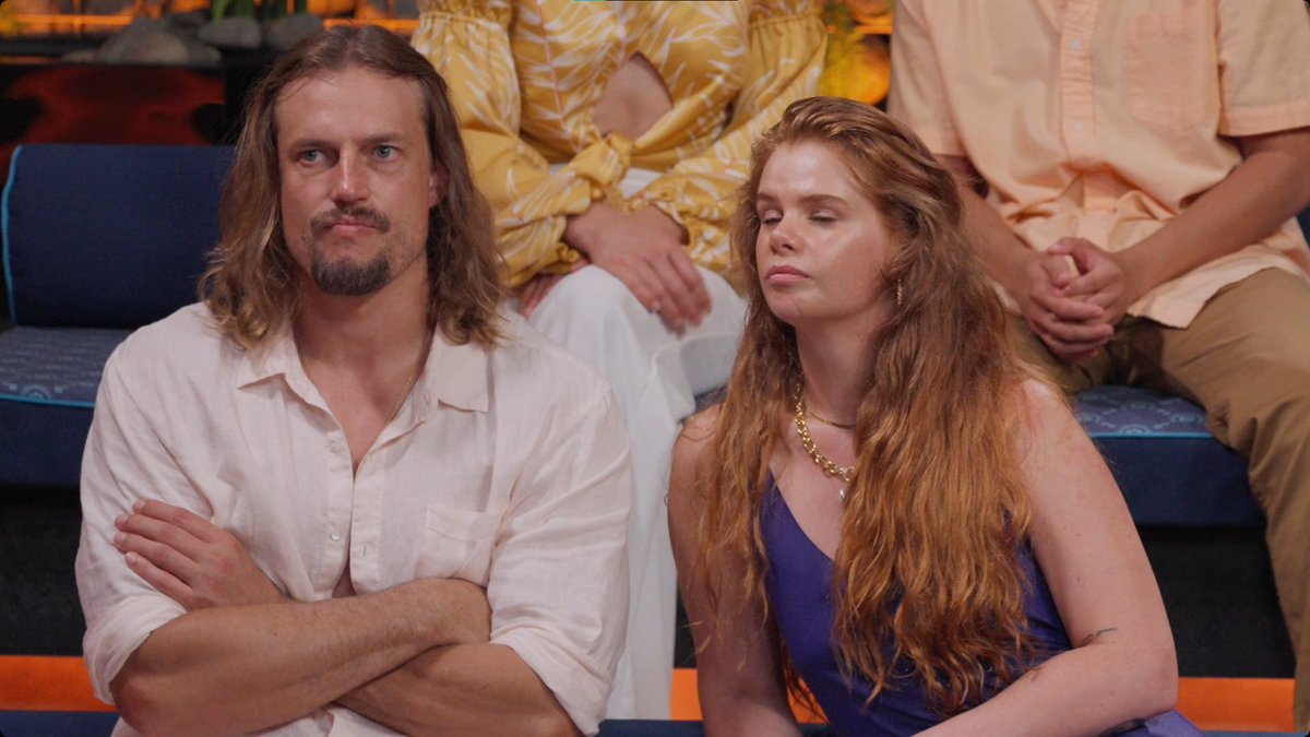 AzureBB_'s tweet image. STAY AWAY FROM HIM #DONDI #DealOrNoDealIsland