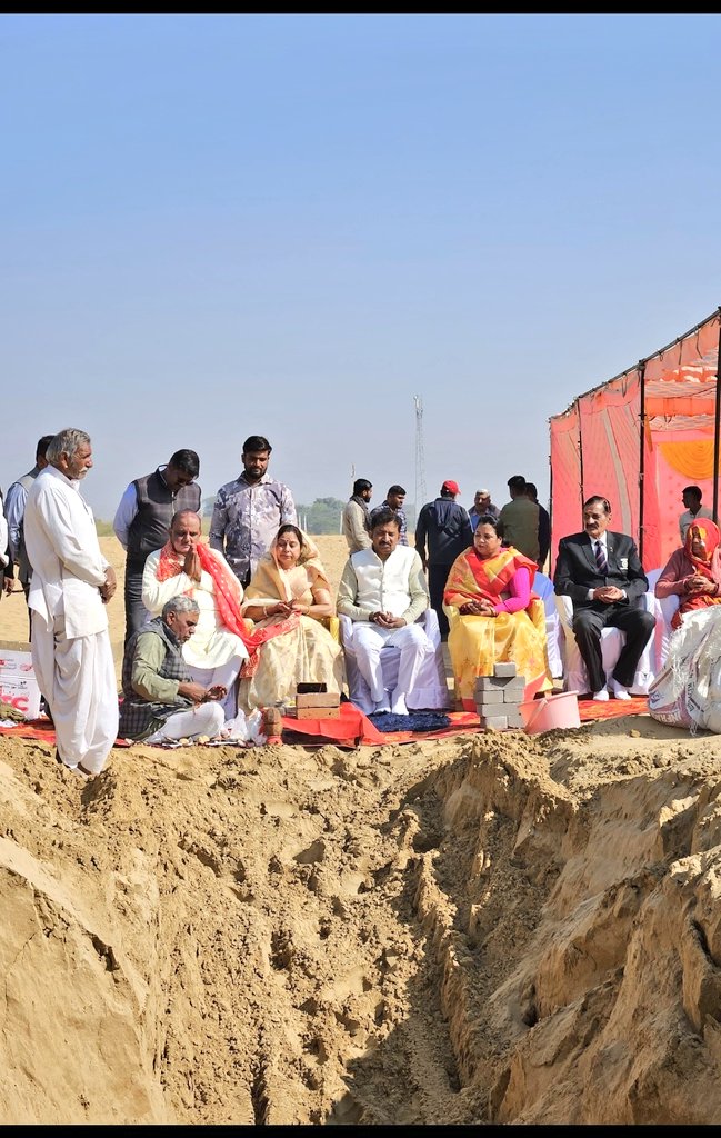 ChanderveerR's tweet photo. Subhash Bhura g of @UtkalBuilders #Orissa has laid foundation stone of Girls Hostel in the #footballfield in his native village #Dhingsari #Bikaner.  Only ground where 200 girls play free. @bikajifoodsbkn @arjunrammeghwal @DineshMNIPS1 @gssjodhpur @DeviSinghBhati_  @govgupta https://t.co/bTj6aX1wxU