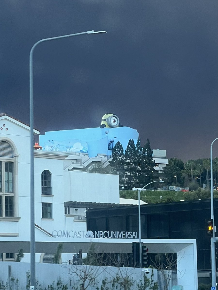 OneAndOnlySel_'s tweet photo. Genuinely can’t believe I’m watching LA burn. I’m an OC girly and we get bad fires here too but these just seems so devastating!! https://t.co/mrTC2JYGR6