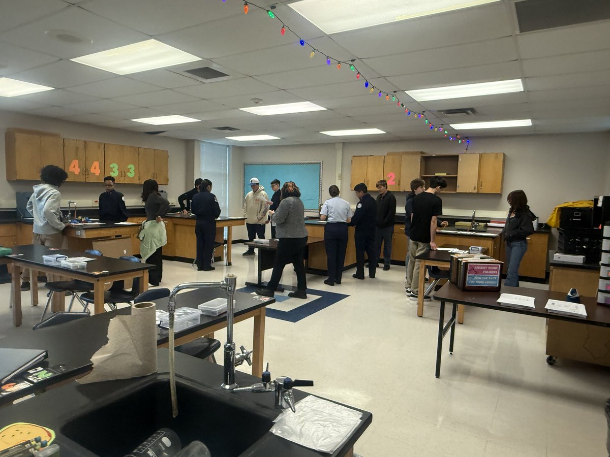 JJHSInstrCoach's tweet photo. Transform lecture into deeper learning with jigsaw! 🧩 Ss took notes &amp; synthesized their understanding of RNA together 👏🏽 There were some hiccups, but the Mustangs worked through it 💪🏽 Growth isn’t always perfect, but it’s always worth it! 💡 #MustangPride @NISDJay @NISDScience https://t.co/1SsG5Rqt0i