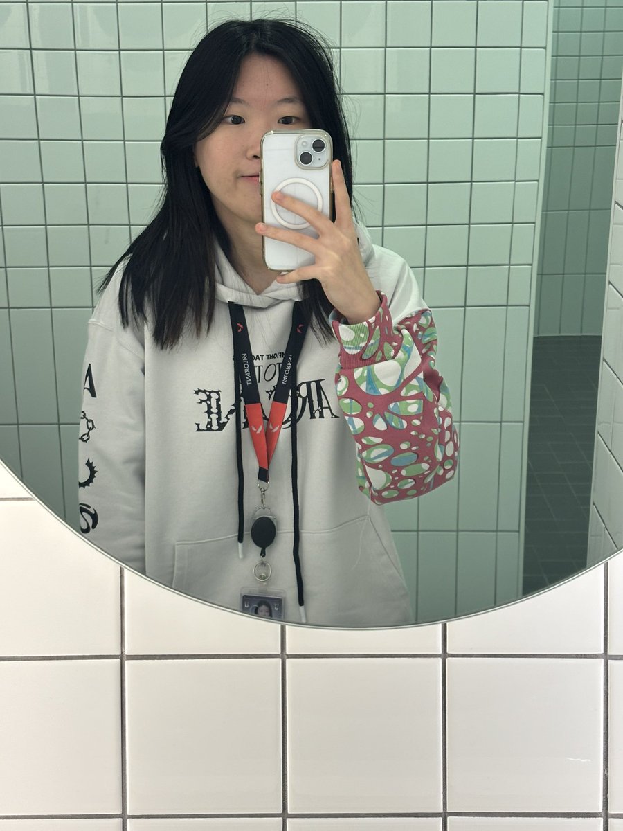 HarperLee02's tweet photo. 출근 OOTD yeah https://t.co/5iMUJaBkt5