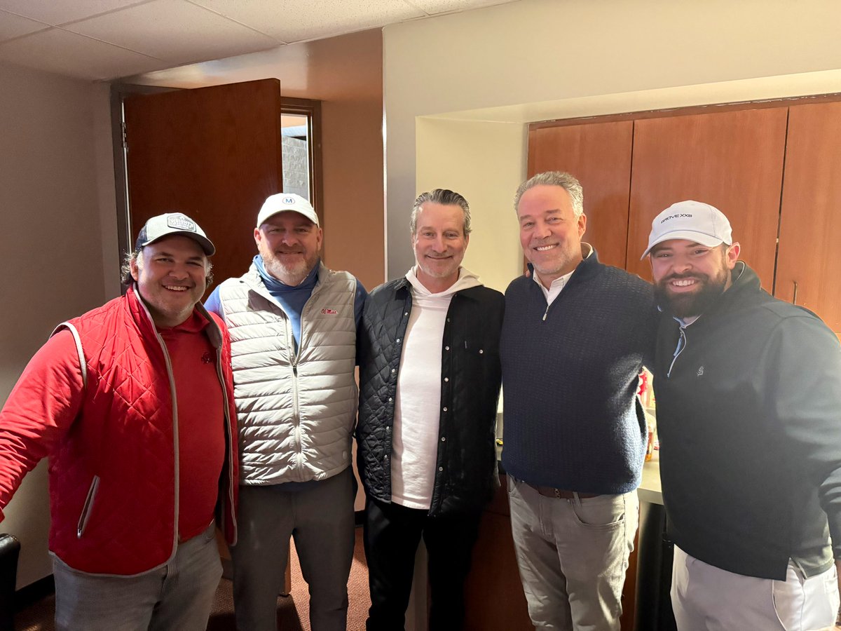 Some are hogs, some are rebels….. but thankfully all are Golden Eagles 🦅

Fun night at The Basketball Palace of Middle America.