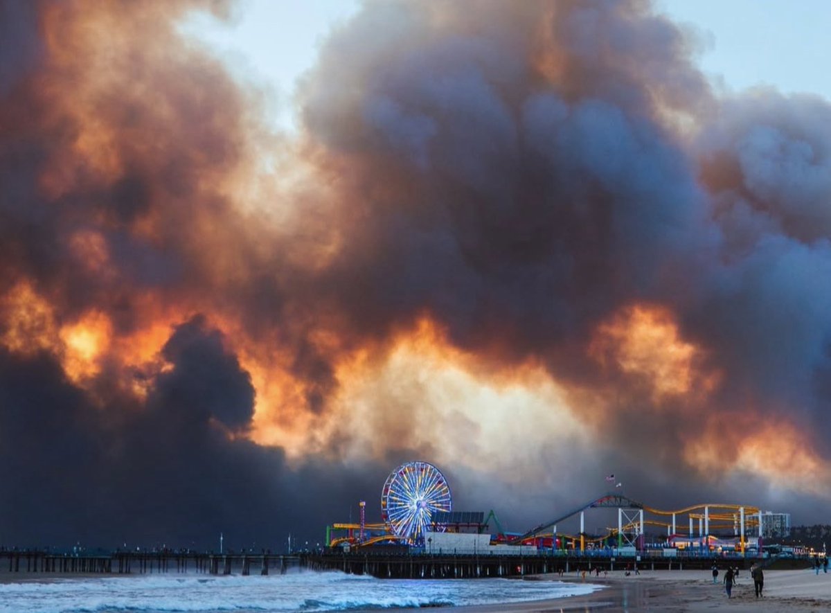 Vor 7 Tagen stand ich noch am Santa Monica Pier und habe dieses Foto geschossen. Heute sieht der Hintergrund so aus. #LosAngelesWildfires