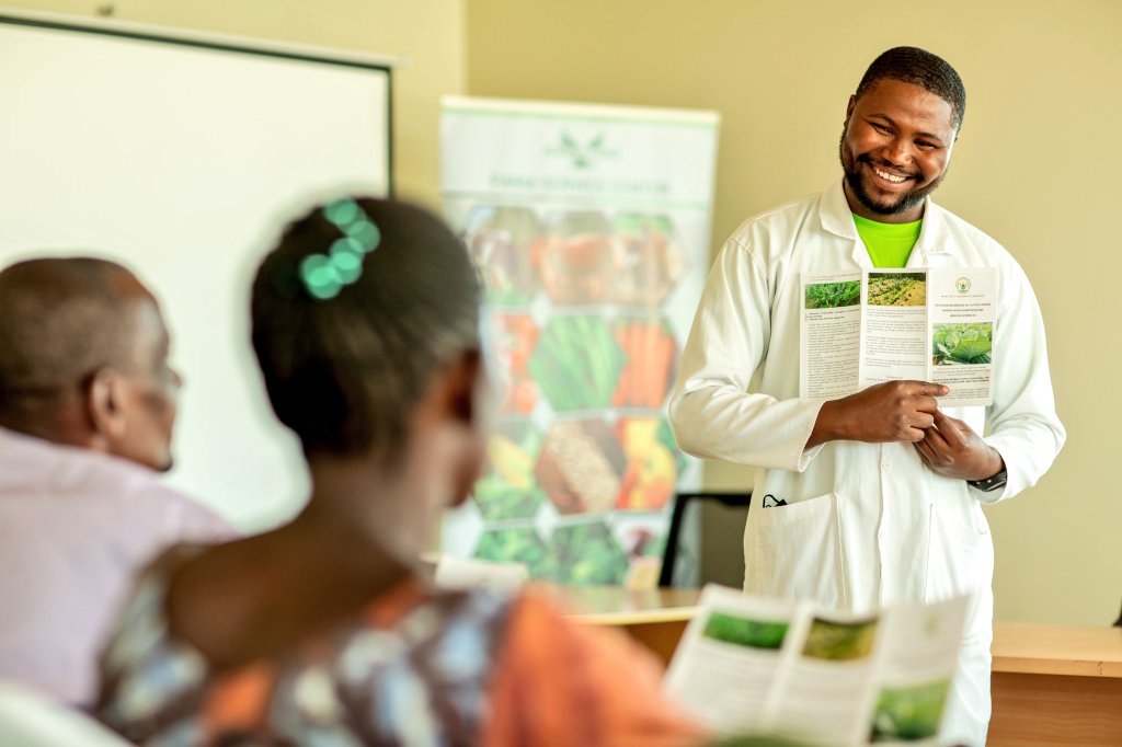 Shining a New Year spotlight on Farm Service Centers (FSCs) one-stop shops bringing quality inputs and  services to last-mile farmers. Pioneered by <a href="/CNFA/">CNFA</a> and  funded by <a href="/USAIDRwanda/">USAID Rwanda</a>, 6 FSCs have empowered 33,000+ farmers, doubling their sales &amp; profits. 
Via:<a href="/HingaWunguke/">USAID Hinga Wunguke</a>