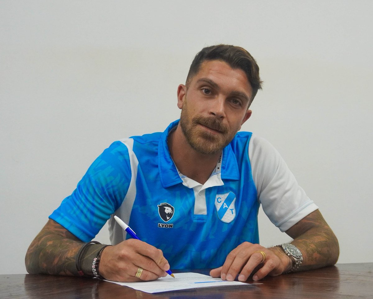 oncecontraaonce's tweet photo. 🚨💣UN HISTÓRICO VUELVE A #TEMPERLEY
El experimentado mediocampista de 32 años, Adrián #Arregui, será el próximo refuerzo de Temperley.
📄Llega con el pase en su poder y firmaría contrato con el "Gasolero" hasta finales de año. Viene de jugar en #AlianzaLima de Perú. https://t.co/6gkhy5FfD1