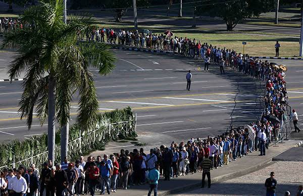 rthur013's tweet photo. La fila para pedirle perdón a Eugenio Derbez por lo de Emilia Pérez... https://t.co/qoqMzmkMQz