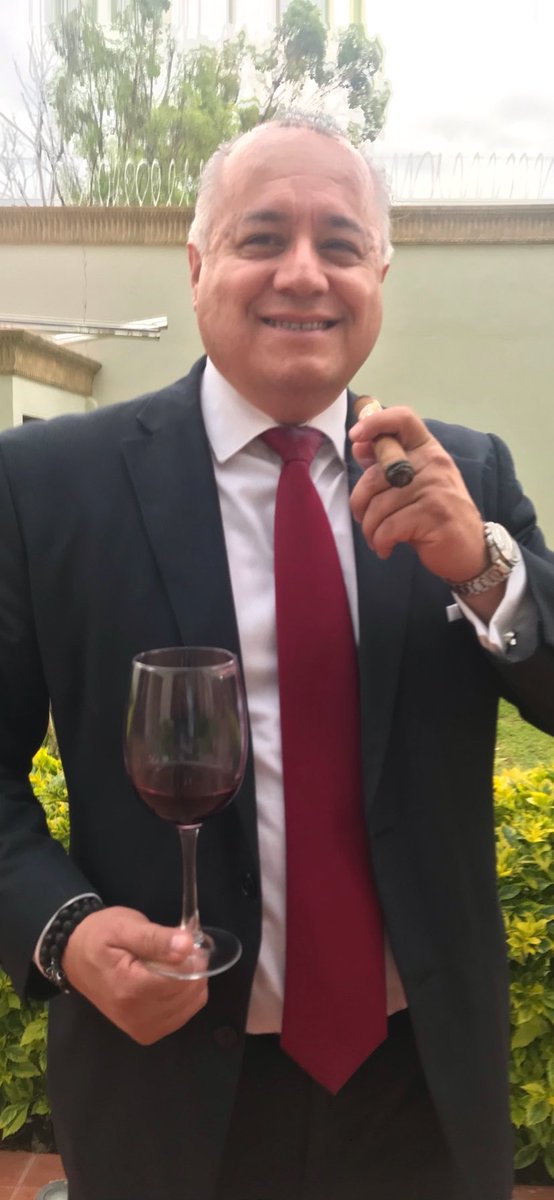 Enveloping aroma,the texture of the leaf, the flavour that evolves between notes of wood,earth and spices,invite a full and meditative enjoyment.Smoking a cigar is not a rush,it is a celebration of the small pleasures of life,a tribute to the art and patience that made it possib