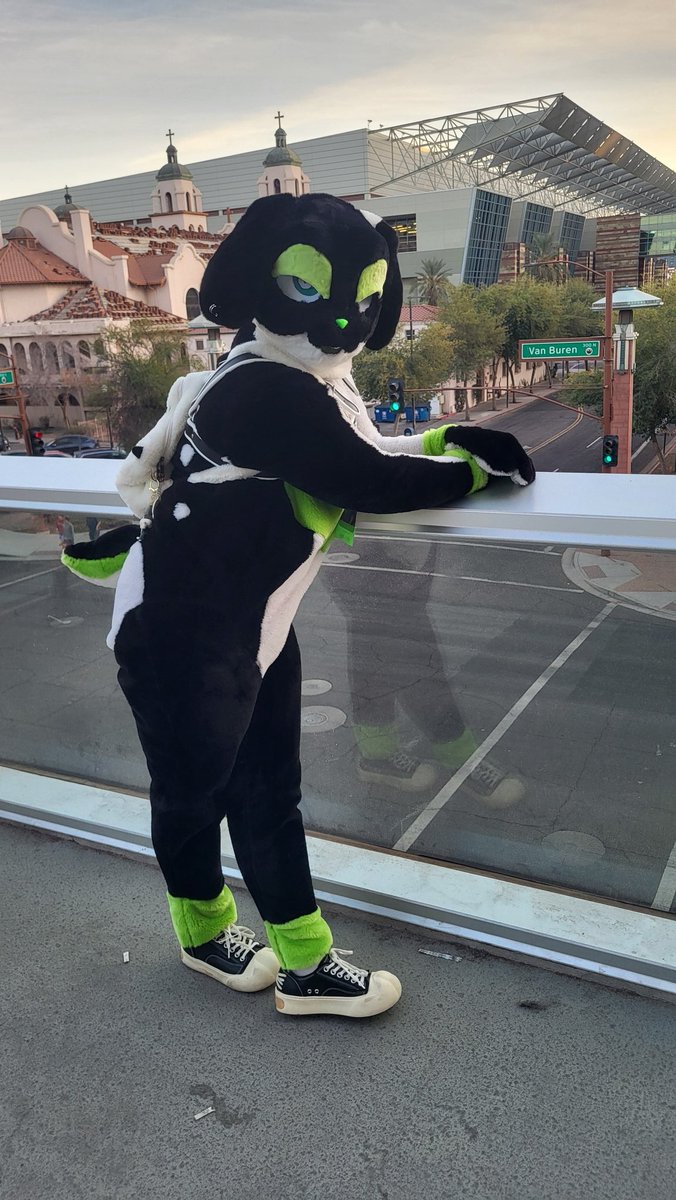 RuntOfDLitter's tweet image. #PDFC2025 was something...
Couldnt have been able to go without a friend of mine convincing me, let alone provide me a place to stay. Didnt go to a lot of panels but I met folks along the way...that matters, right? Thanks to Cardboard Cat for getting pics of me,it means a lot.
